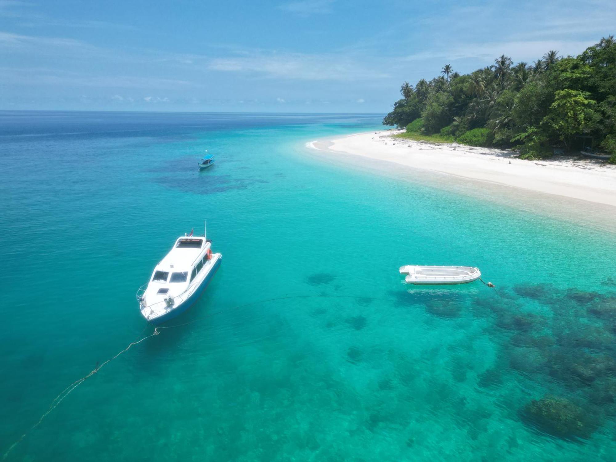 Pinang Island - Private Island Sea View Bungalows Singkil  Exteriör bild