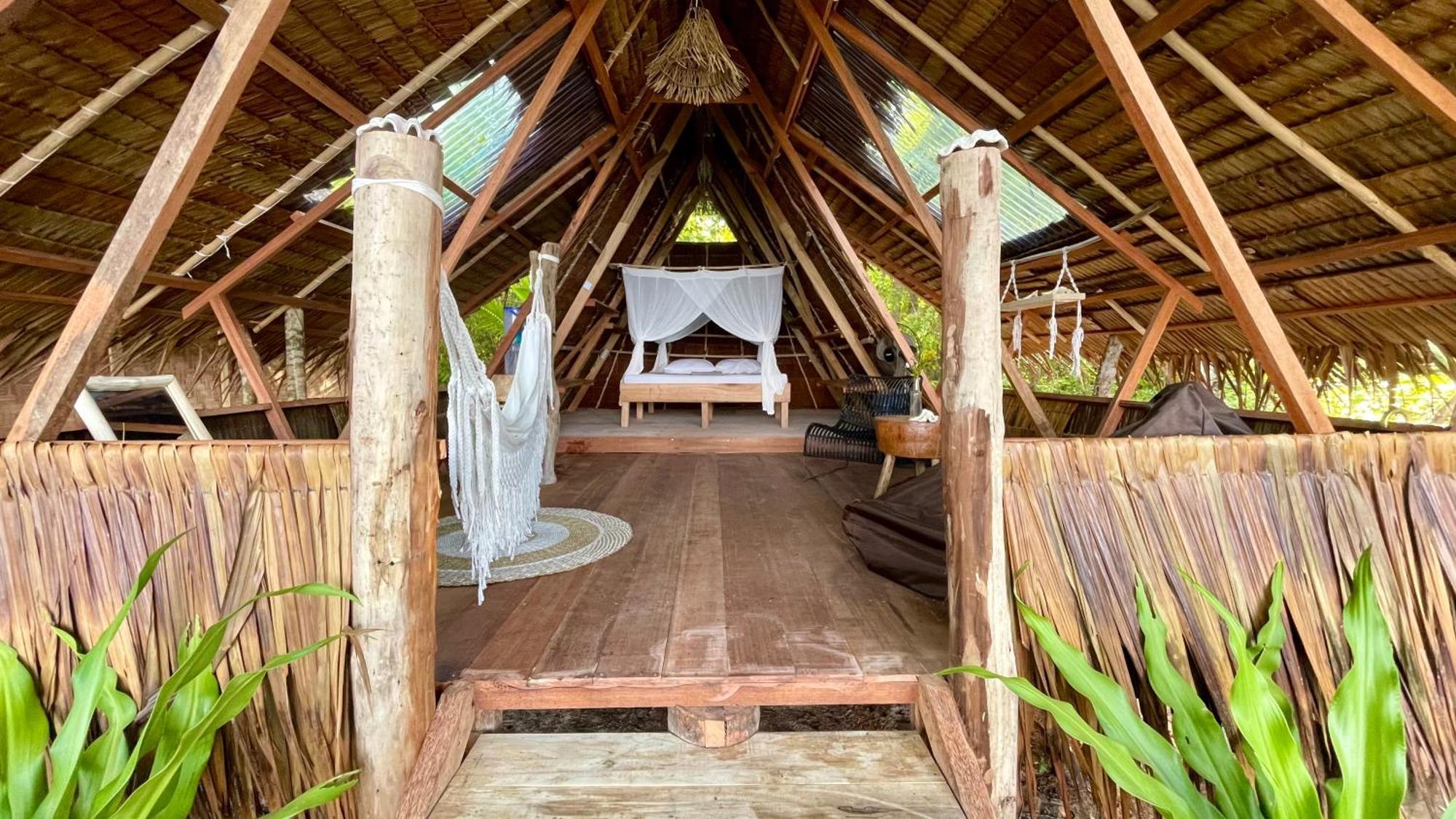 Pinang Island - Private Island Sea View Bungalows Singkil  Rum bild